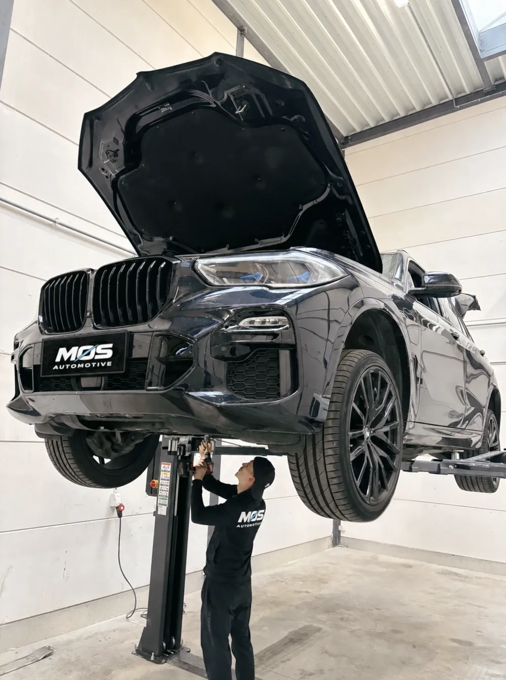 BMW op de brug in de werkplaats van Mos-Automotive