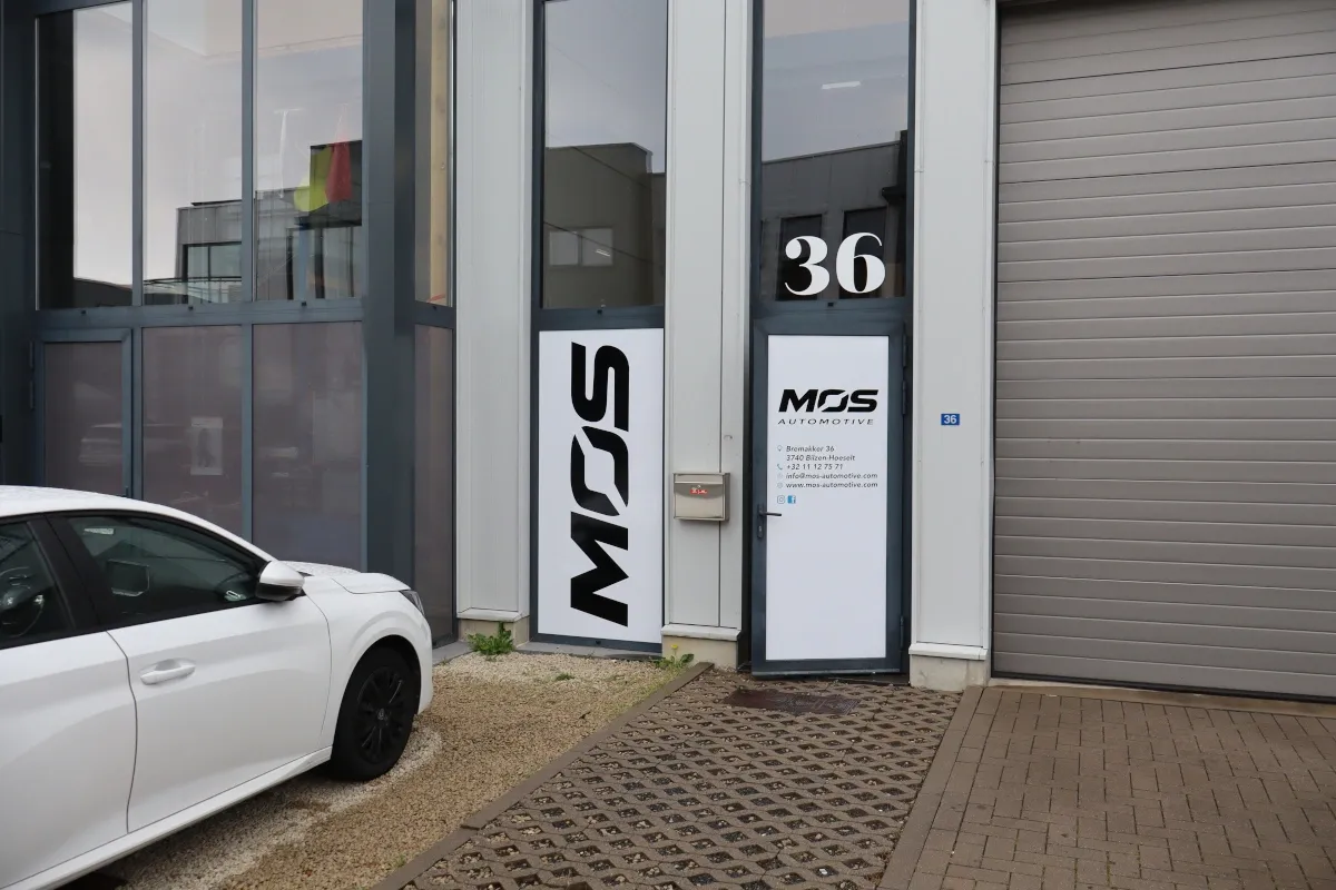 Gevel van Garage Mos-Automotive aan Bremakker 36 in Bilzen